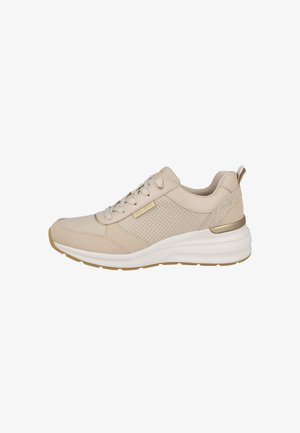 Zapatilla deportiva beige con material perforado, cordones planos, cuello acolchado, acentos dorados y una suela blanca gruesa con fondo texturizado.