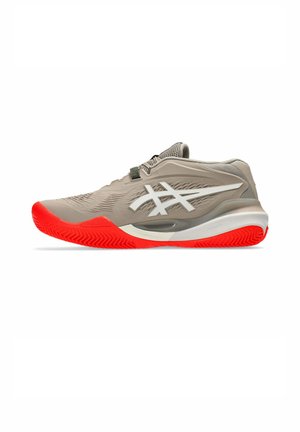 Scarpa da ginnastica grigia e rossa con logo bianco, suola texturizzata e tomaia in mesh, vista di lato su sfondo bianco.