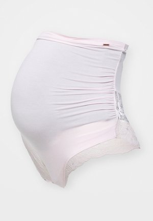 Ropa interior de maternidad en suave algodón rosa. Presenta un tejido elástico, fruncido lateral y detalles de encaje en el dobladillo inferior. Diseño sin costuras.