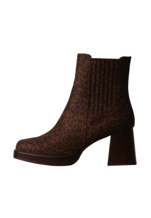 Bottine marron avec motif léopard, panneau latéral élastique, bout arrondi et talon épais empilé.
