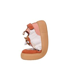 Sandal multi-colore con pelle bianca, suede arancione e dettagli rosa. Presenta una suola in gomma spessa e cinturini regolabili per una vestibilità sicura.
