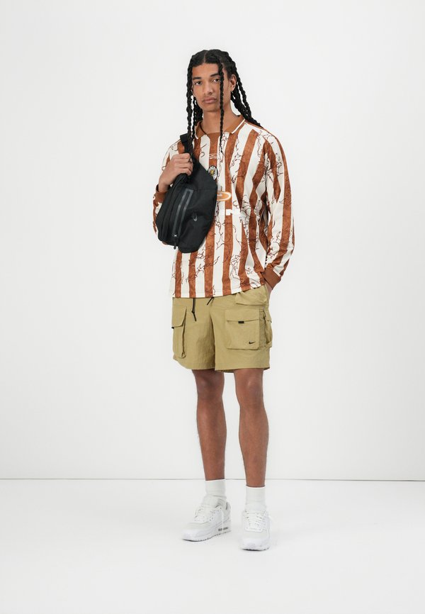 WOVEN SHORT - Shorts2