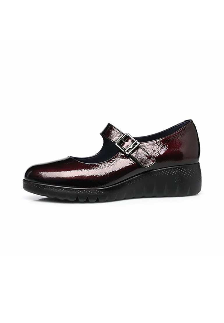 Zapatos Mary Jane de charol burdeos con una correa elástica negra y suela de cuña; cuentan con una punta redondeada y una suela texturizada para mayor agarre.