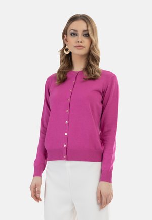 Fuchsia Cardigan aus weichem Strickstoff, mit rundem Ausschnitt, langen Ärmeln und goldfarbenen Knöpfen entlang der Vorderseite.