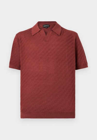 Ανδρικό κοντομάνικο πόλο σε σκουρό κόκκινο χρώμα με υφή διαγώνιου μοτίβου και ανοιχτό γιακά σε απλό φόντο.