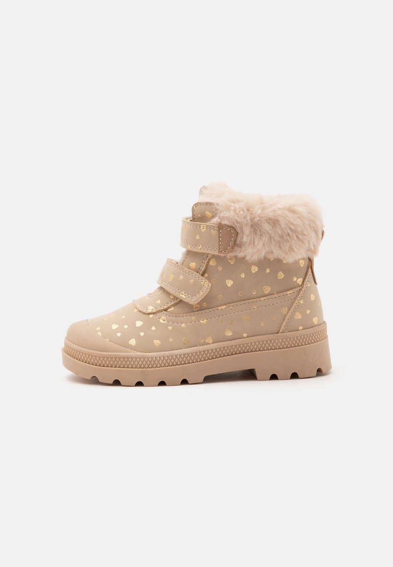 Botte d'hiver beige pour enfant avec motifs de cœurs dorés, deux sangles en Velcro et un col en fourrure duveteuse, vue de profil sur un fond uni.