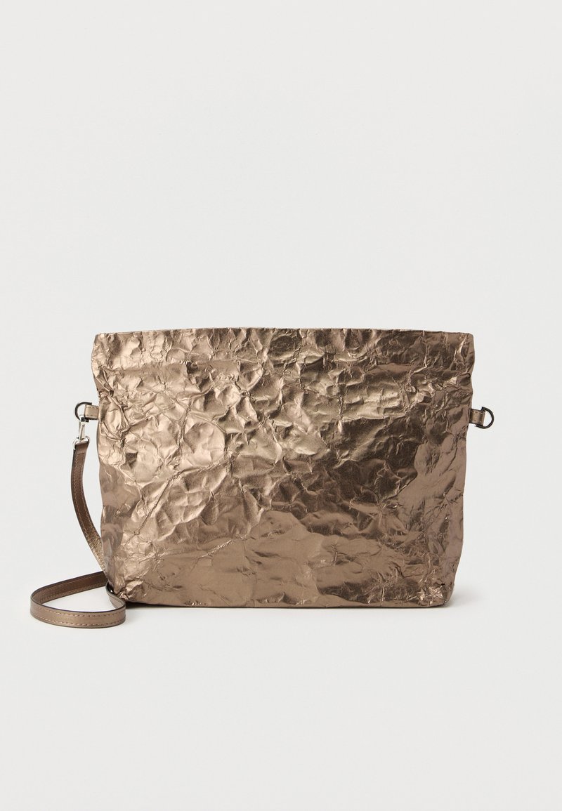 Λαμπερό μεταλλικό ορθογώνιο τσαντάκι σε μπρονζέ χρώμα με υφή τσαλακωμένου μετάλλου, λεπτό αποσπώμενο λουράκι και μεταλλικά κούμπωμα σε λευκό φόντο.