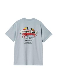 Camiseta de algodón azul claro con un estampado gráfico de cangrejos y texto en la parte posterior, con mangas cortas y un corte relajado.