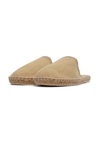 Beige instap espadrilles met een geweven stoffen bovenwerk, gevlochten jute midzool en een ronde neus. Zachte uitstraling met een minimalistisch ontwerp.