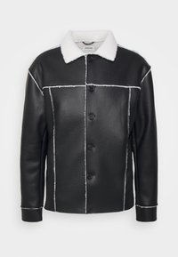 Giacca in finta pelle nera con colletto e rifiniture in shearling bianco, chiusura con bottoni, maniche lunghe e pannelli cuciti visibili.