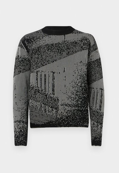 Μαύρο και γκρι πλεκτό πουλόβερ με γραφικό σχέδιο κατακόρυφων ρίγων και κουκίδων, μακριά μανίκια και στρογγυλή λαιμόκοψη.