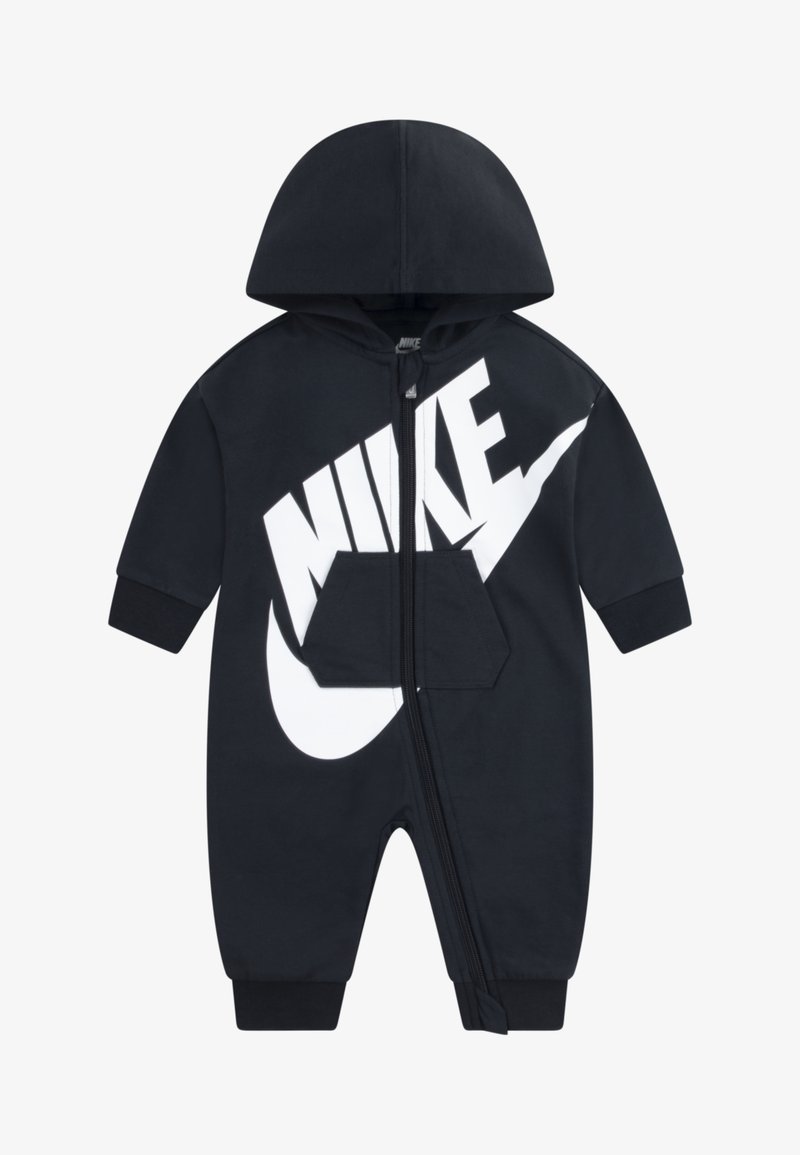 Černý overal Nike s velkým bílým logem, kapucí, předním zipem a klokanní kapsou; vyrobený z měkkého, hladkého materiálu s žebrovanými manžetami.