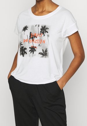 T-shirt en coton blanc avec un graphisme de palmier noir et blanc, mettant en valeur un texte orange qui dit "SIMPLÉMENT PARFAIT". Manches courtes, coupe décontractée.
