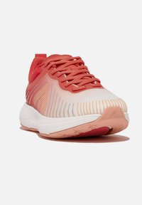 Rode en witte hardloopschoen met een mesh bovenwerk, gestructureerd design en rubberen zool. Kenmerken zijn een ronde neus, veters en een hieltab.