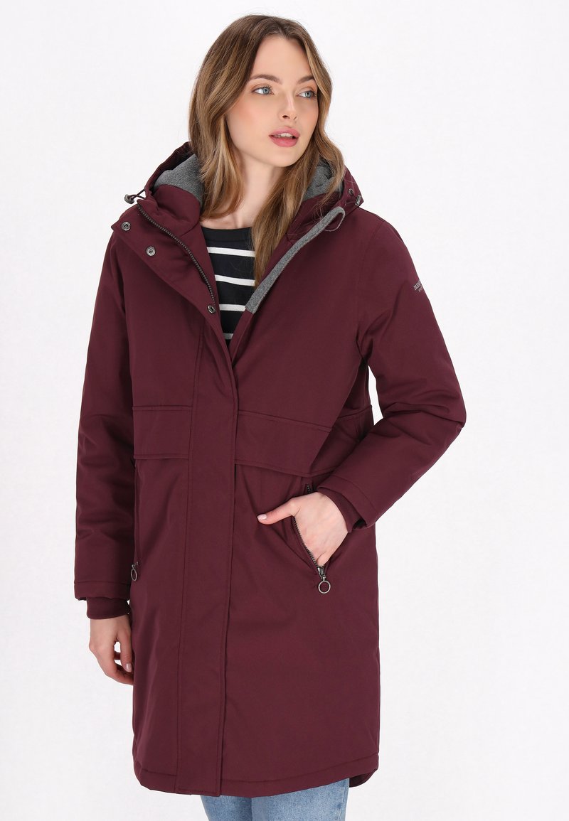 Parka burdeos con cierre de cremallera y snaps, forro de capucha gris, dos bolsillos laterales y diseño de longitud hasta medio muslo. Presenta un ajuste relajado.