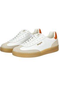 Bílé kožené tenisky s béžovými semišovými akcenty, gumovou podrážkou a oranžovým poutkem na patě; mají perforovaný design a šněrování.