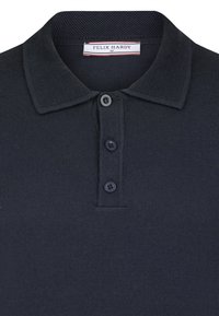 Granatowa koszulka polo wykonana z dzianiny, z teksturowanym kołnierzykiem, trzema guzikami i metką "Felix Hardy" przy szyi.