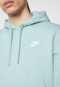Nike Sportswear SPORTSWEAR CLUB FLEECE - Melegítőfelső - mineral/white