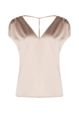 Blusa beige in raso a maniche corte con scollo a V e dettaglio a catena dorata che collega lo scollo.