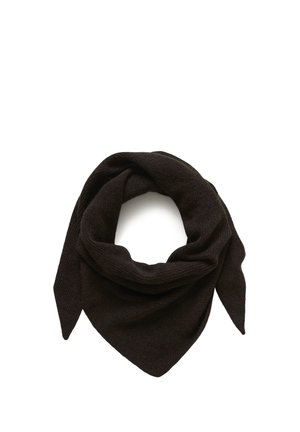 Écharpe triangulaire noire tricotée, pliée et disposée en boucle sur un fond blanc.