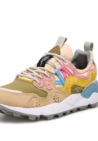 Sneaker multicolori con materiali in suede e mesh, suola chunky, varie texture e cuciture decorative in verde, rosa, giallo e blu.
