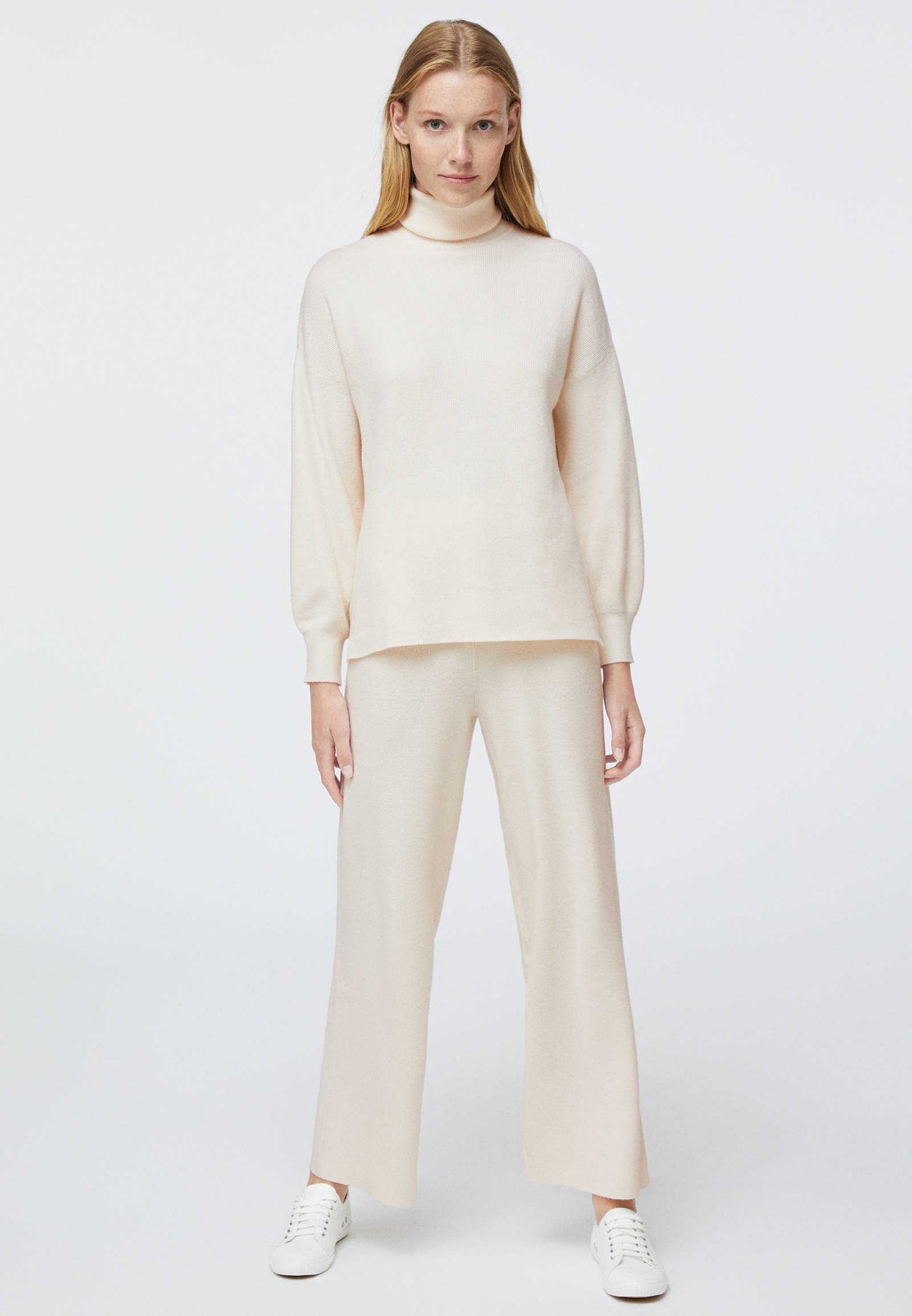 OYSHO RIBBED FINE KNIT STRAIGHT LEG Broek whitewit Even&Odd BASIC RIBBED TURTLE NECK Trui whitewit
