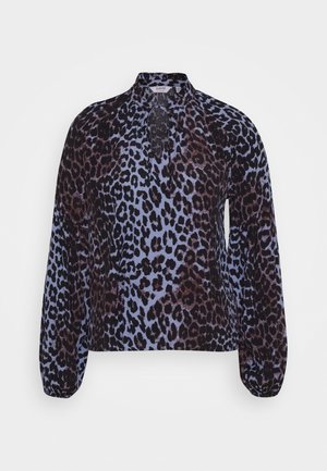Bluse med leopardprint, lange ærmer, højt halsudskæring og nøglehul detalje. Blødt, let stof i nuancer af blå, sort og brun.