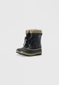 Par de botas de invierno negras con forro de piel sintética color marrón claro, cierre de cordones en la parte frontal y suela de goma, diseñadas para protección en climas fríos.