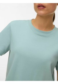 Lyseblå bomuldst-shirt med korte ærmer, rund halsudskæring og glat tekstur, med få syninger og en afslappet pasform.