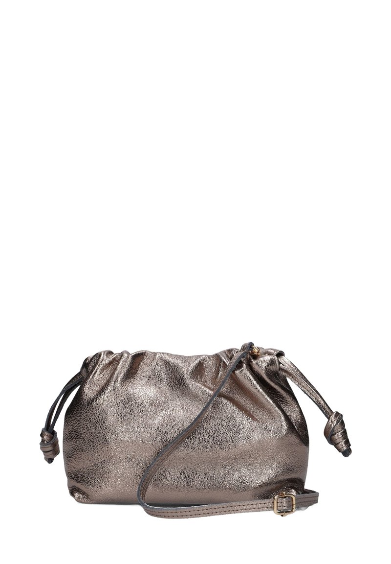 Metalen bronzen zakje met een verzameld ontwerp, textuurafwerking, trekkoordsluiting en een verstelbare strap.