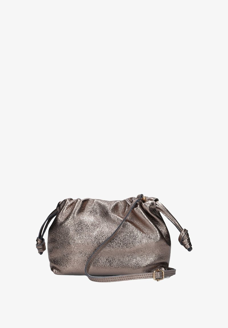 Metalen bronzen zakje met een verzameld ontwerp, textuurafwerking, trekkoordsluiting en een verstelbare strap.