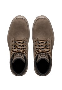 Calzado de ante marrón con puntera redonda, cuenta con un cuello acolchado, ojales metálicos y cordones beige. Suela texturizada para mayor tracción.