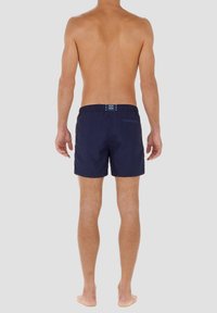 Marineblaues Schwimmshorts aus leichtem Stoff. Verfügt über einen elastischen Bund mit Kordelzug und einer einzelnen Gesäßtasche.