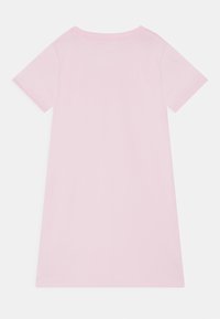 Vaaleanpunainen lyhythihainen mekko, jossa on pyöreä pääntie, valmistettu sileästä kankaasta. Mekossa on suora leikkaus eikä ylimääräisiä kuvioita tai koristeita.