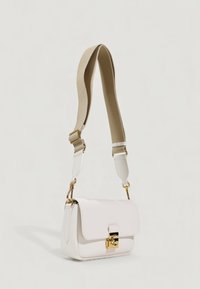 Bolso bandolera de cuero blanco con correa ancha beige ajustable y broche de tono dorado, mostrado colgando contra un fondo claro y liso.