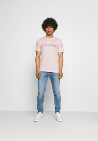 Calvin Klein FRONT LOGO - T-shirt estampada - pink