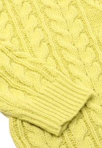 Pullover giallo a maglia con un motivo testurizzato e ondulato, con polsini a coste e filato morbido e lanoso.