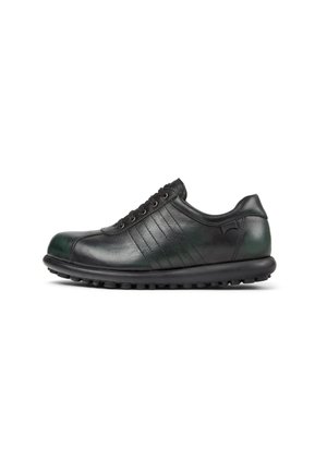 Sneaker in pelle nera con punta tondeggiante, suola piatta in gomma e dettagli cuciti decorativi lungo il lato. Presenta cinque occhielli e una finitura liscia.