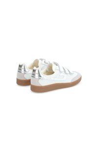 Sneakers bianchi con accenti argentati, dettagli perforati, lacci tonalizzati e suola in gomma color sabbia. Nome del marchio sul tallone. Design classico a basso profilo.