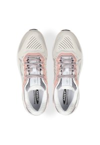 Zapatillas deportivas ligeras en gris y blanco con acentos en rosa; cuentan con parte superior de malla, patrón texturizado y cordones tradicionales.