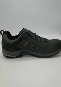 Schwarzer Wanderschuh mit Obermaterial aus Mesh und Wildleder, Gummisohle mit tiefem Profil und kontrastierenden grauen Akzenten. Verfügt über ein Schnürsystem und eine Zuglasche.