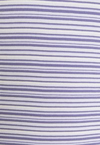 Fialová a bílá pruhovaná látka s vroubkovanou texturou, obsahující horizontální pruhy různých šířek a jemný povrch.