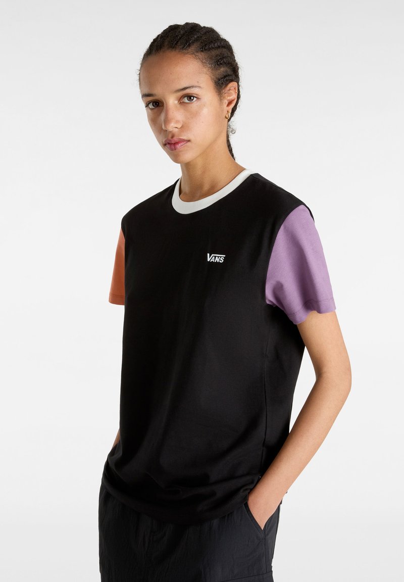 Camiseta de algodón negra con mangas cortas en naranja y púrpura, con un cuello blanco y un pequeño logo de Vans en el pecho.