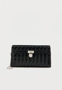 Mustast nahast käekott tekstuurse lainelise mustriga, millel on hõbedased detailid ja kett-tekk. Esiosas lukuga tasku dekoratiivse kinnitusega.