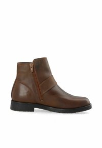 Brun läderankelboot med en sidoglidskedja och ett tygband över midjan. Texturerad svart gummisula, snygg design.