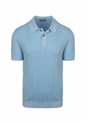 Lichtblauw gebreid poloshirt met korte mouwen, subtiele verticale ribbels, drie knopen op de sluiting en een omgevouwen kraag.