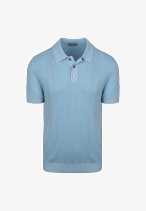 Lichtblauw gebreid poloshirt met korte mouwen, subtiele verticale ribbels, drie knopen op de sluiting en een omgevouwen kraag.