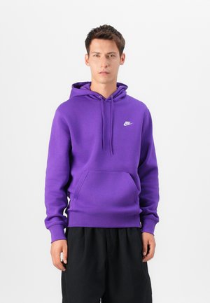Le hoodie Nike violet présente une poche kangourou, une capuche avec cordon de serrage réglable et un petit logo blanc sur la poitrine. Fabriqué en tissu doux.