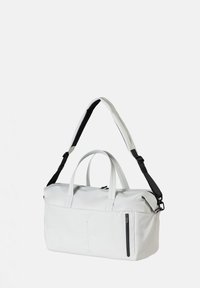 Borsa duffel bianca realizzata in materiale leggero, dotata di manici doppi, di una tracolla nera removibile e di una tasca con zip sulla parte frontale.