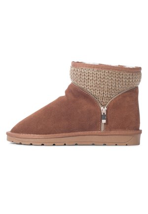Braune Wildleder-Stiefelette mit gestricktem Bündchen, Reißverschlussdetail und Gummisohle. Verfügt über eine glatte Textur und ein rundes Zehendesign.